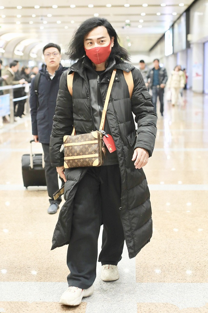 陈志朋真够了，一身宽松穿成“200斤胖子”，戴红色口罩吸睛惹眼