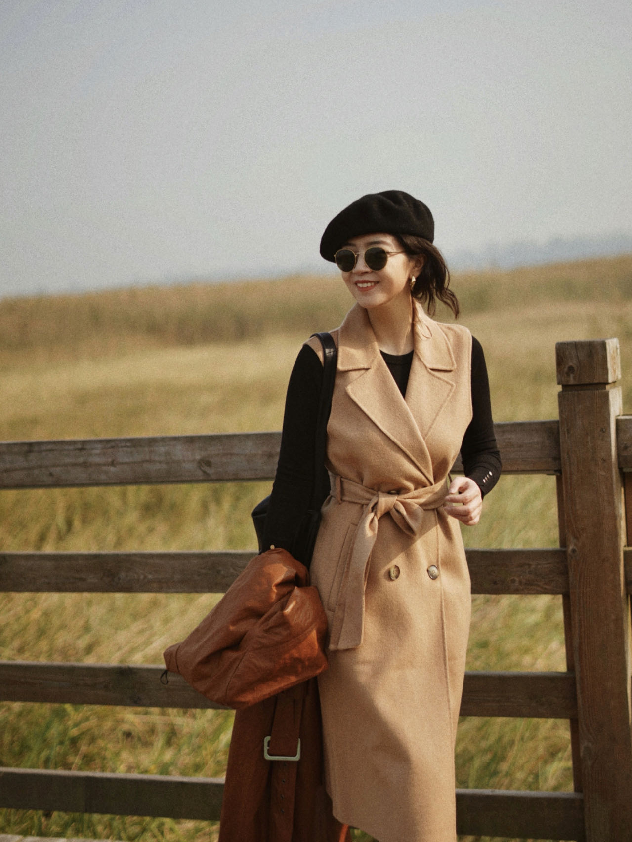 上了岁数的女人，冬天穿衣要有讲究，帽子+呢大衣，时髦又显气质