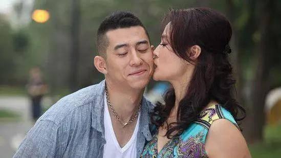 发现母亲和邻居发暧昧短信怎么办,发现母亲跟人聊天暧昧可以报警吗