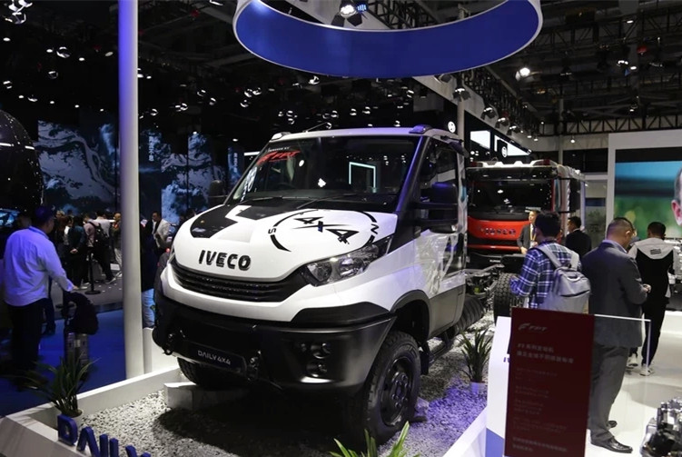 依维柯四驱三把锁越野测试,乌尼莫克和依维柯越野房车