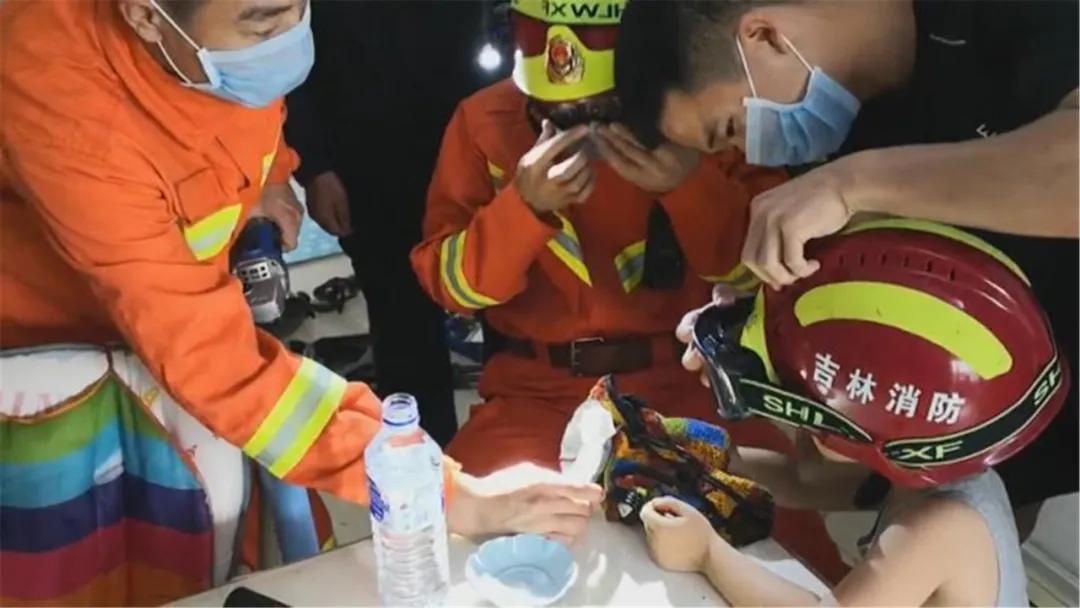 消防员解救小孩子手指被夹,消防锤子砸窗钻车内救下幼童