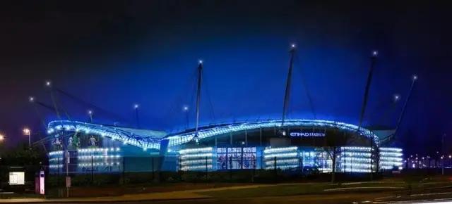 世界顶棚可以开闭的足球场视频,目前有顶棚的足球场有哪些