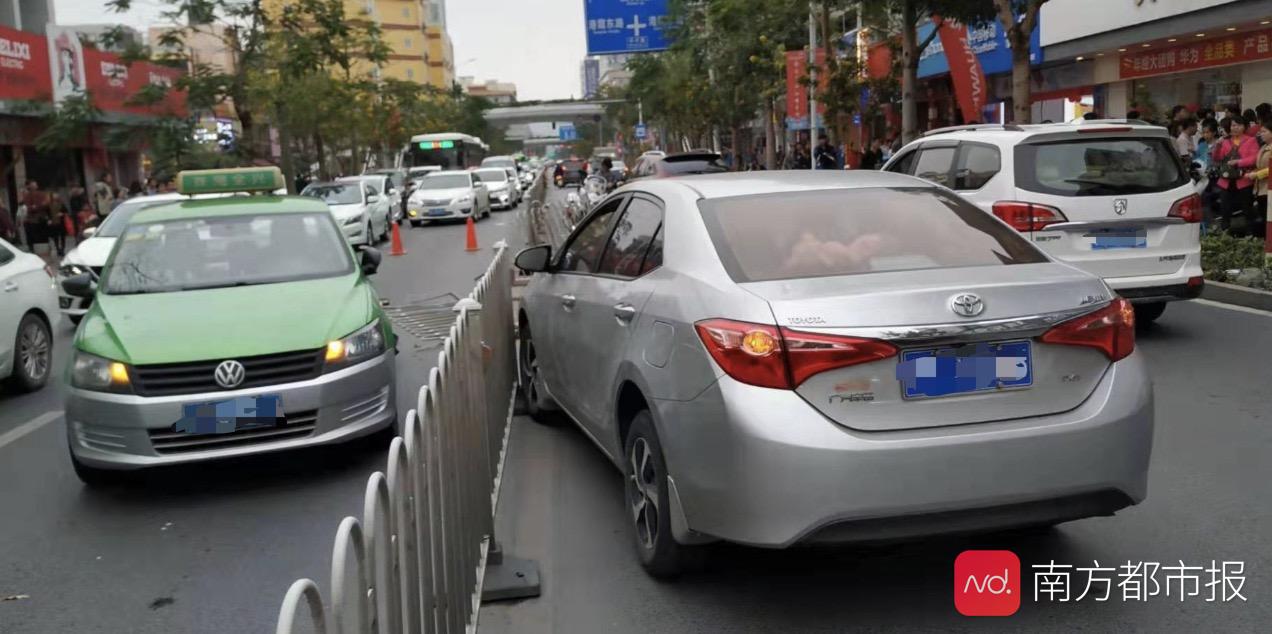 珠海男子驾驶共享车,珠海男子开车横停小区门口挡道