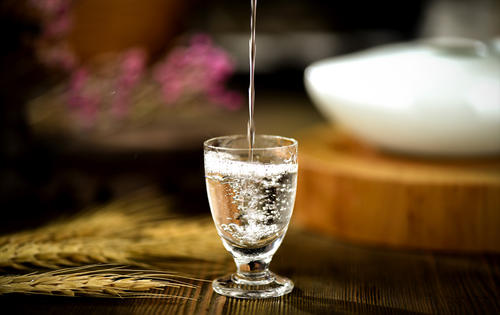 从比肩茅台到破产拍卖，曾经的央视标王孔府宴酒是怎么黄的？