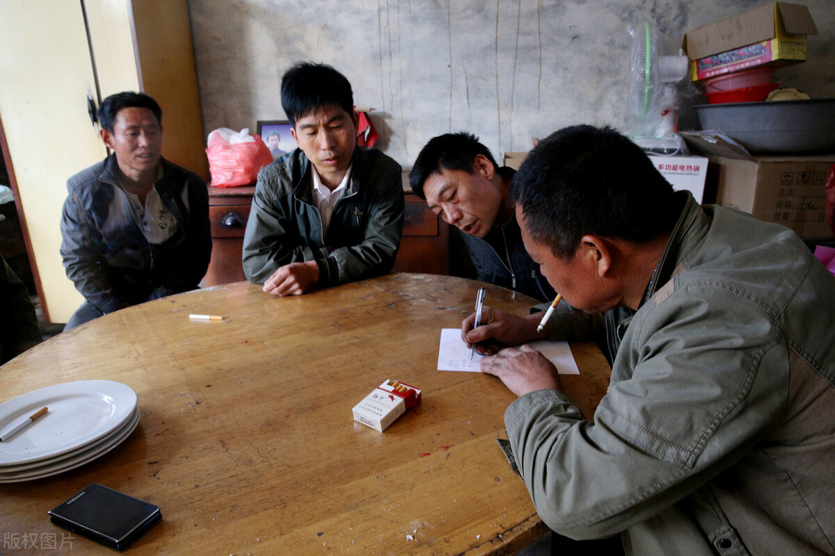 福利院护理员是事业编制吗,我有保育员证能提升工资吗