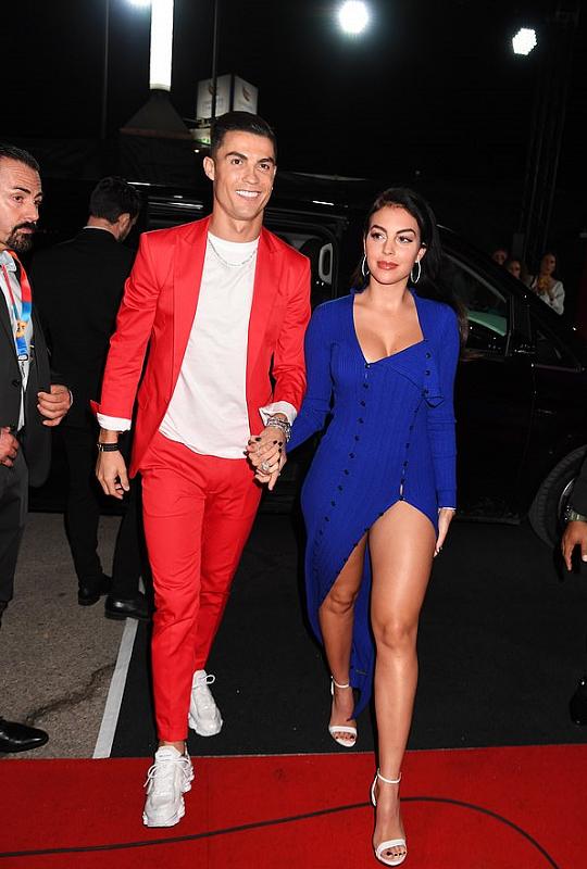 c罗前女友伊莲娜吊带裙,c罗的未婚妻乔治娜的照片