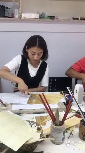 90后美女白领“逃离”大城市回乡创业，用秸秆作画年收入过百万