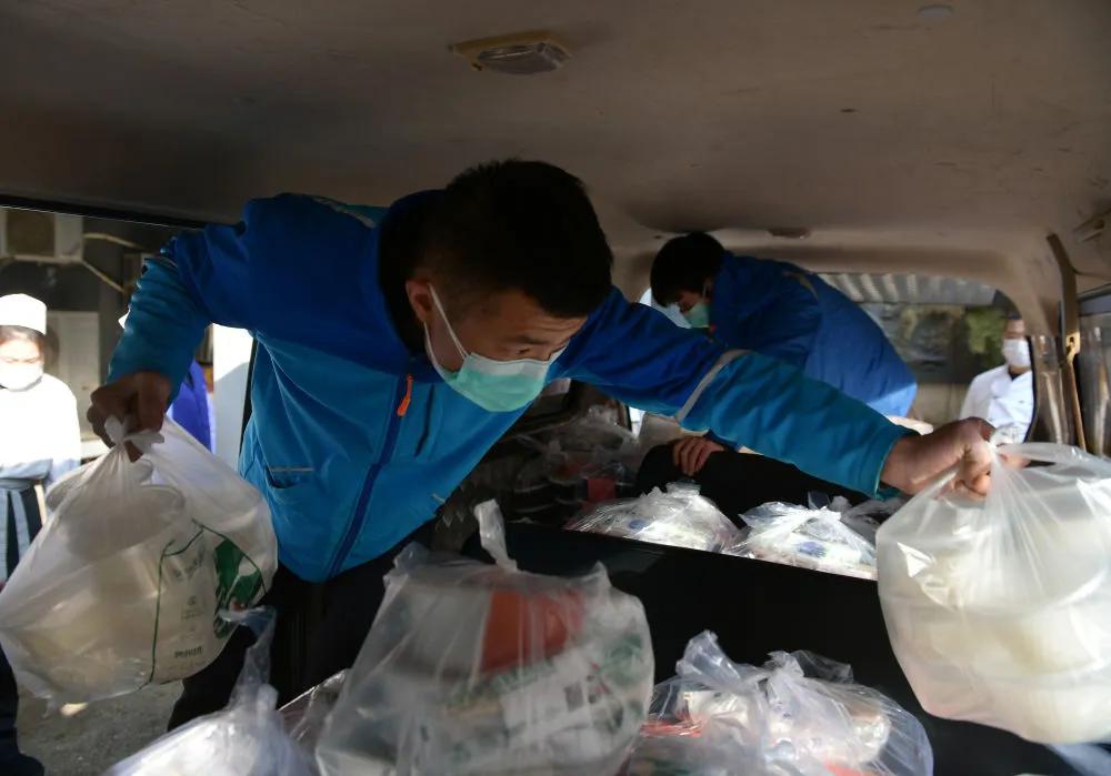 沧海横流尽显英雄本色中流砥柱,沧海横流显英雄本色