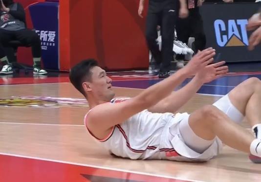 争议！赵睿传球失误却怒斥队友，暴躁的脾气被阿联传染了？