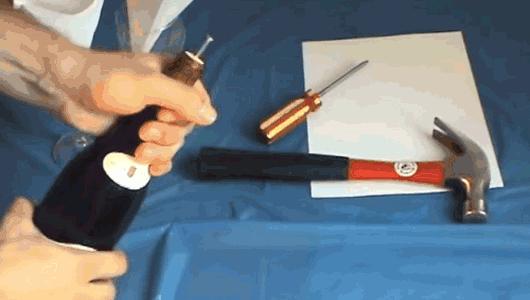 最简单实用的开红酒方法,没有开瓶器怎样开红酒最方便