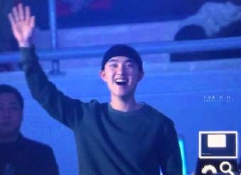 都暻秀来exo演唱会,exo演唱会都暻秀寸头红衣服