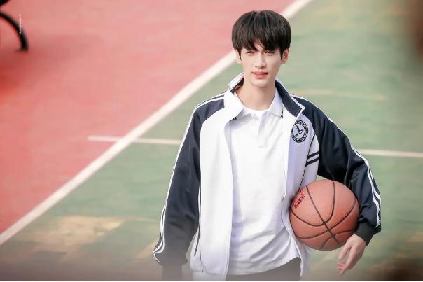 《半糖》制作真壕气?名牌衣服包包扎堆,男二一块表就上百万