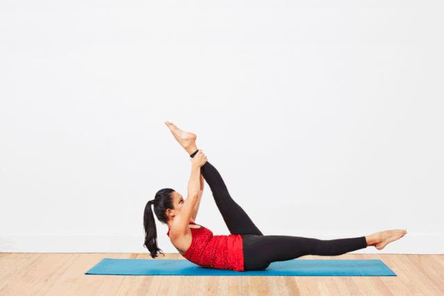 简单的瑜伽动作瘦肚子和腿,瘦肚子丰胸最快的动作床上瑜伽