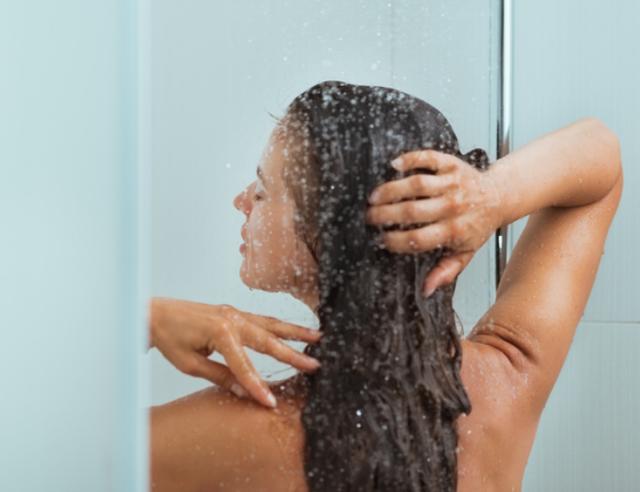 女生洗澡时会站着尿尿吗?别不好意思看,不妨先了解一下是好是坏