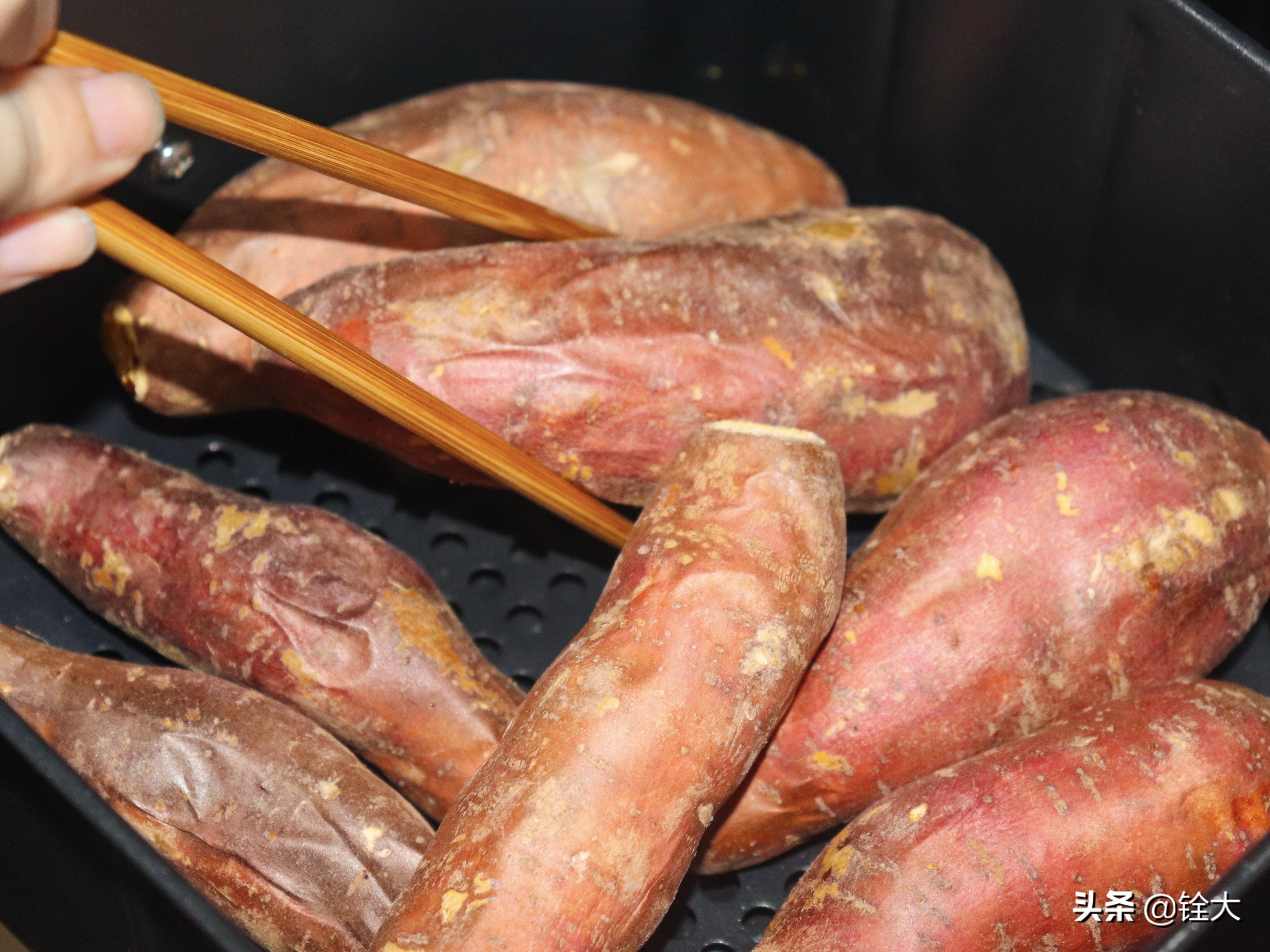 烤红薯香甜可口，而且还是“含钾”之王，再来一碗绿豆汤，美得很