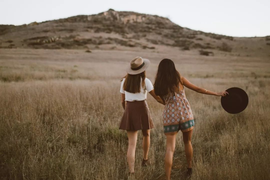 朋友相处的最高境界,是甘于做绿叶