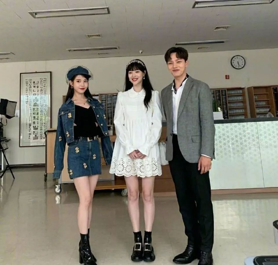 iu悼念雪莉的图片,iu得知雪莉去世崩溃大哭