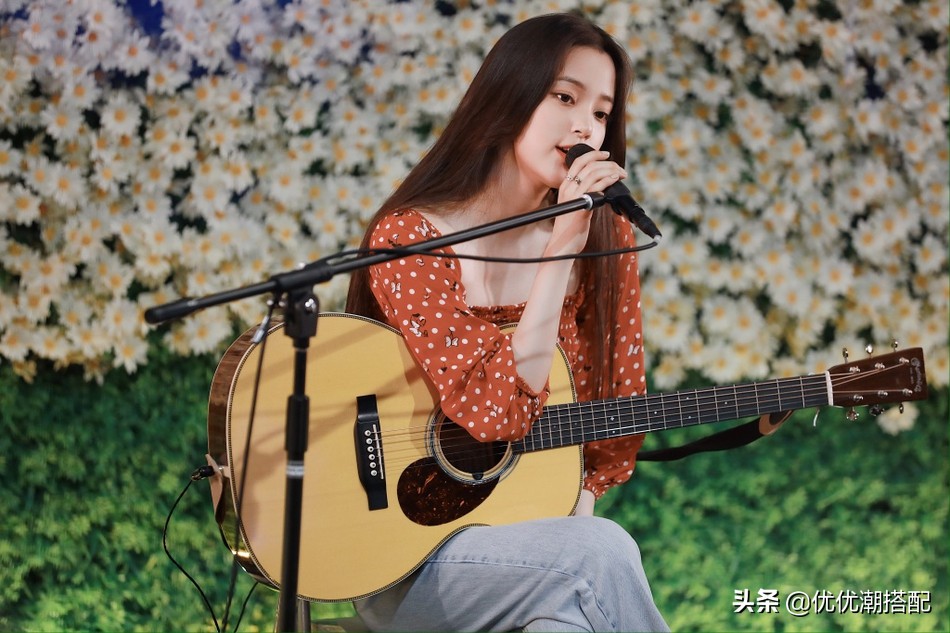 欧阳娜娜穿小碎花吊带搭配背带裤,欧阳娜娜穿单边背带裤元气满满