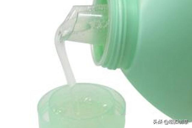 被黑色衣服染色的白衣服怎么漂白,白衣服和黑衣服混洗染色怎么去除