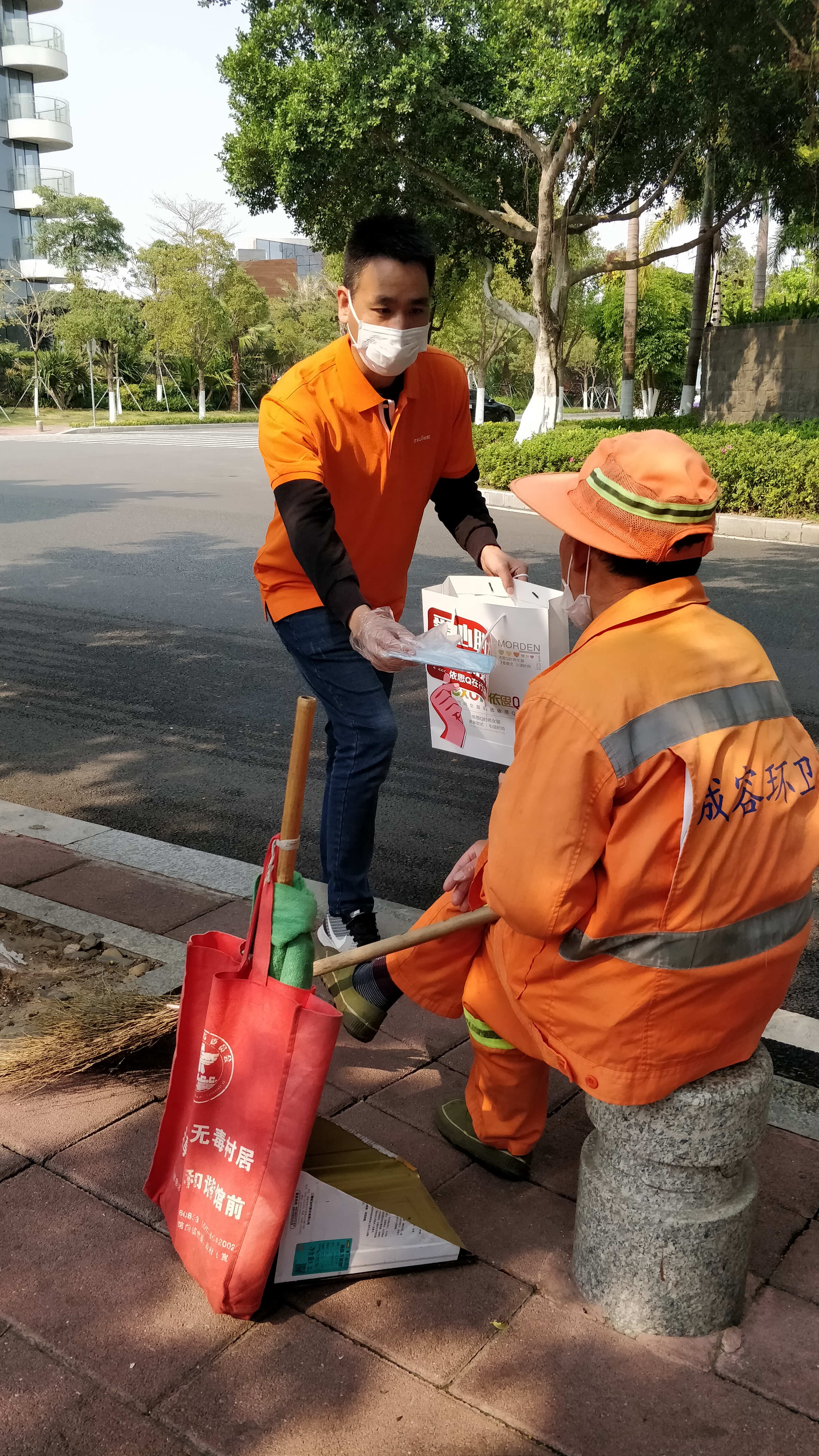 超硬核！这场街头最特别的爱心接力，依思Q在行动