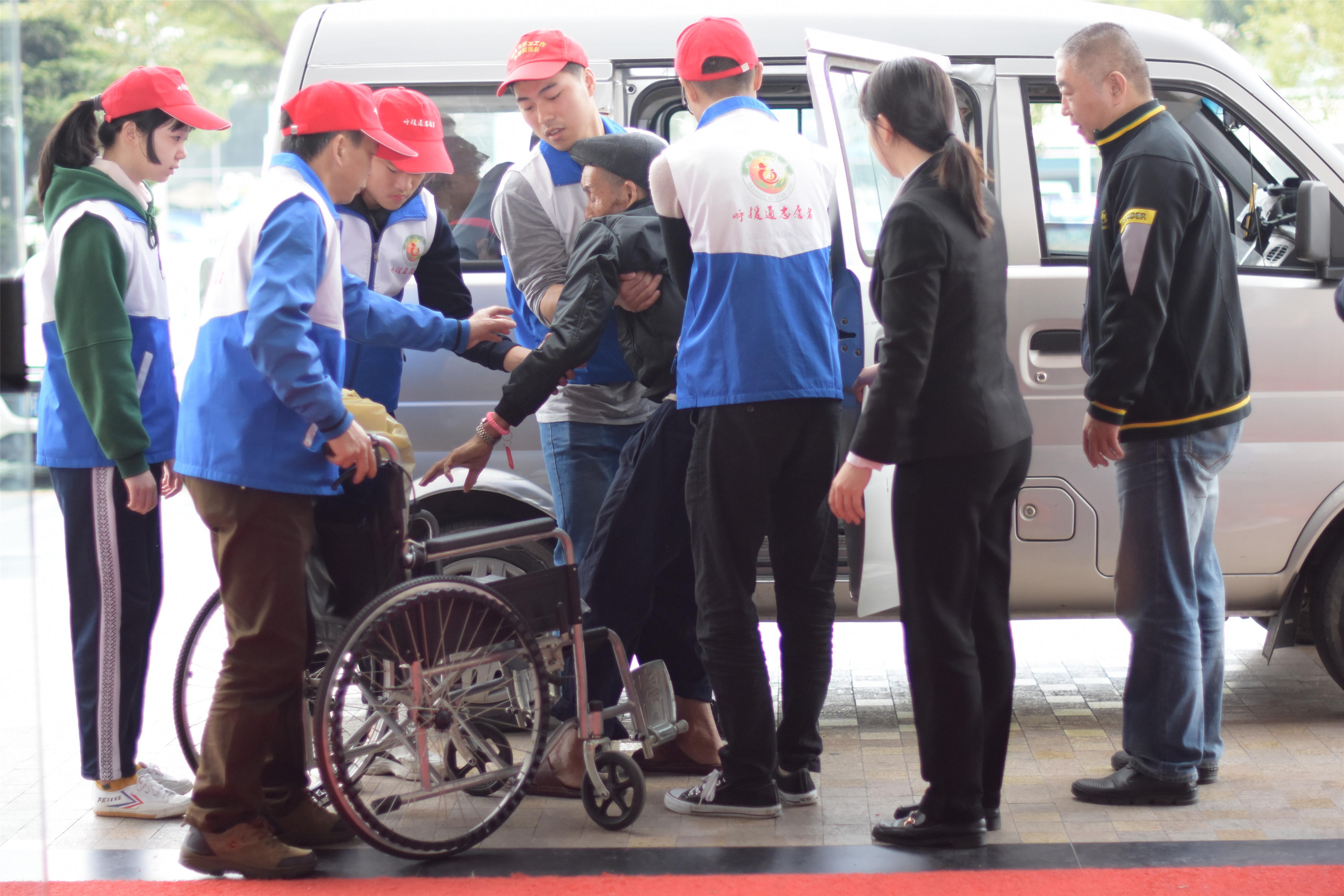 龙湖区第八个善待鳏寡百叟宴今举行铂晶大酒店多年资助大爱奉献