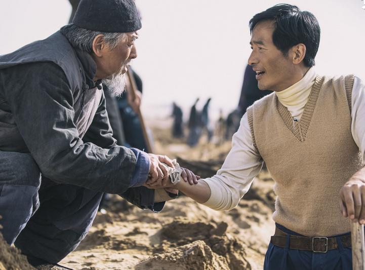 横跨57年,这2部电影3个山东男人,凭什么惹哭了3代中国人?