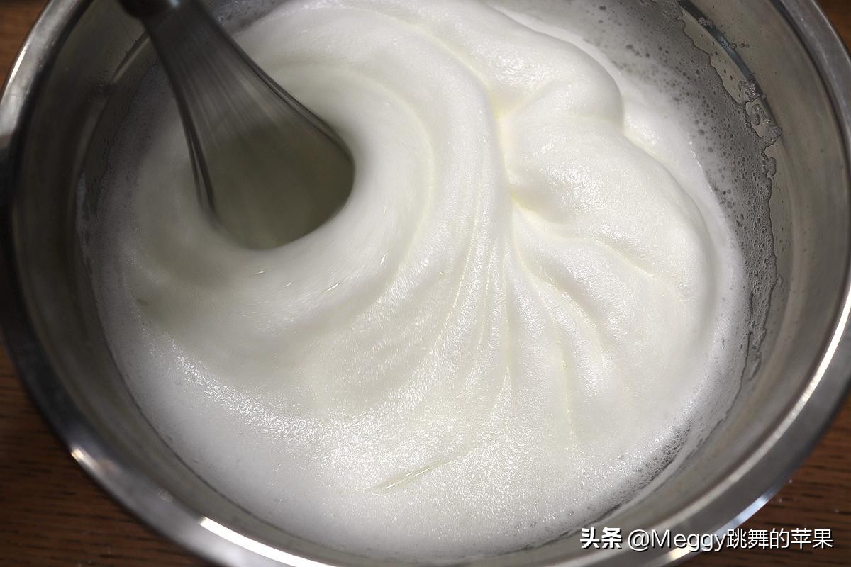 古早蛋糕和戚风蛋糕蛋白打发区别,蛋白打发到什么程度蛋糕才会柔软