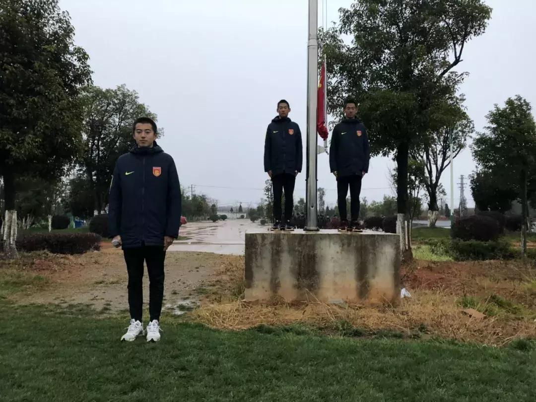 河北华夏八个梯队隆重升旗要把军训好作风植入冬训