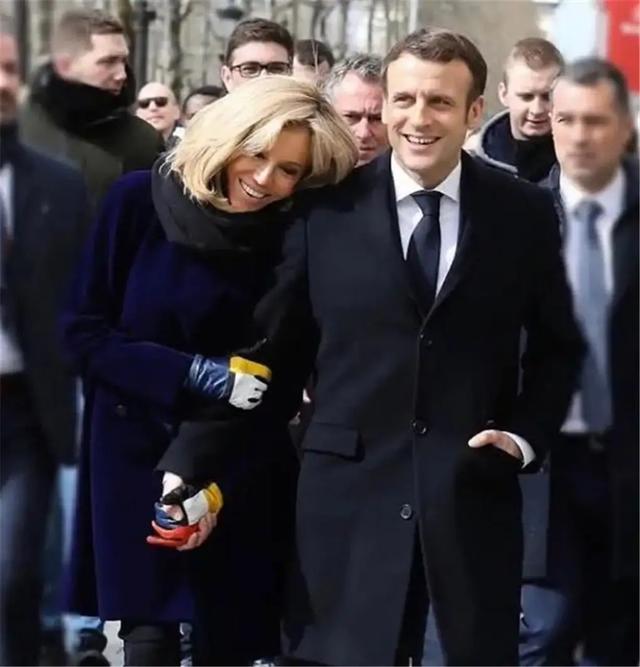 马克龙妻子买lv口罩,法国总统马克龙夫人拎lv包