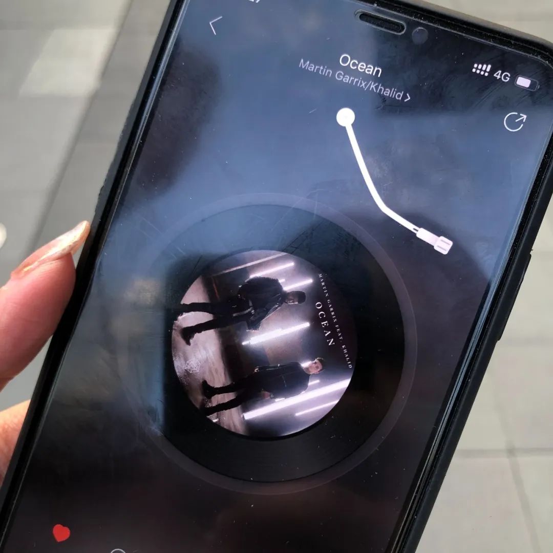 太古里的年轻人耳机在放什么？