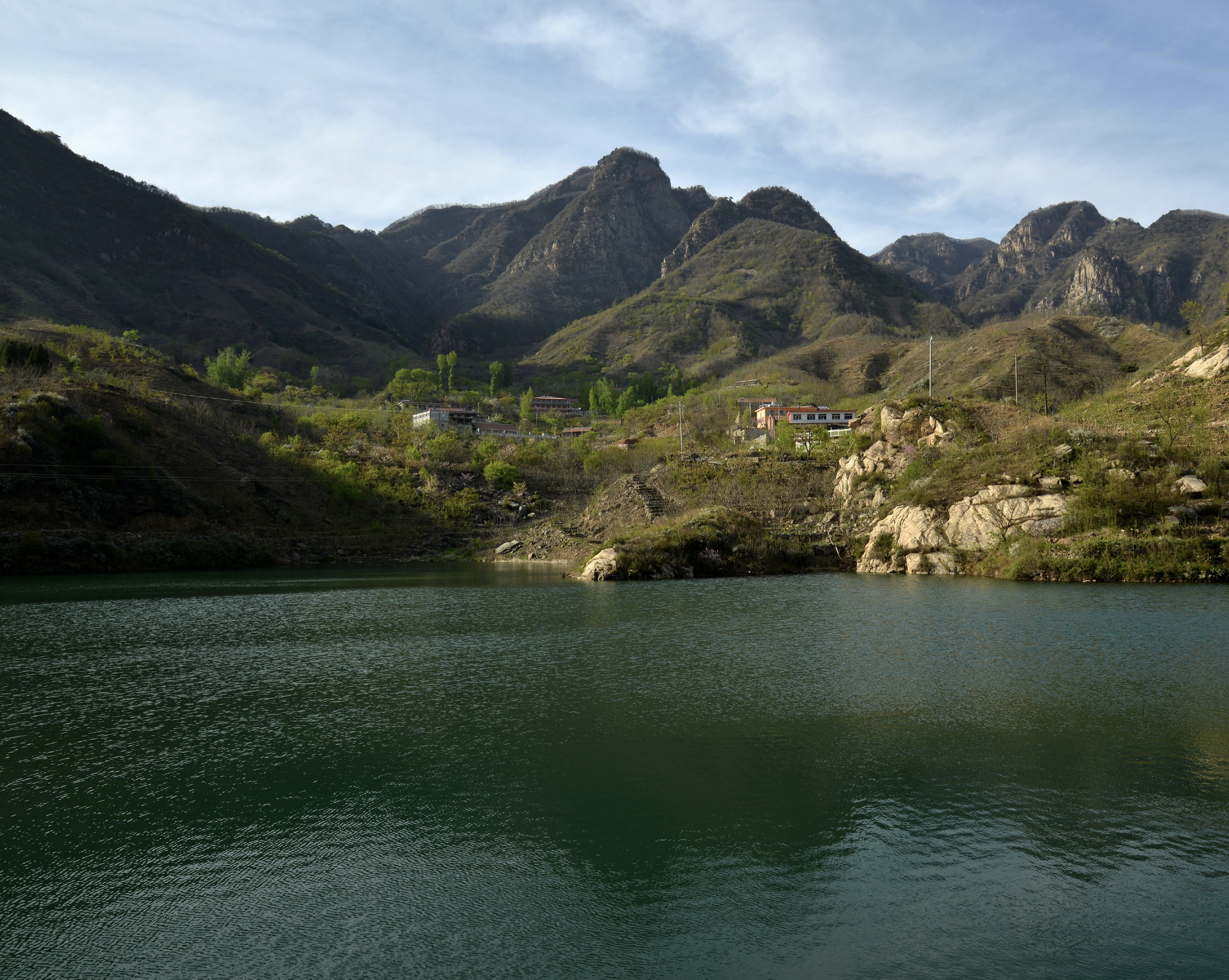 出租养殖鱼塘一亩要多少钱,农村无人看管养殖鱼塘