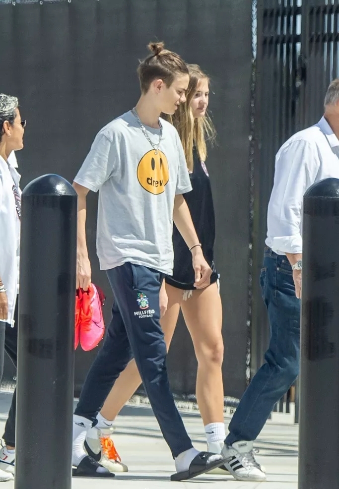 小贝夫妇秀恩爱,小贝夫妻宠爱大儿子