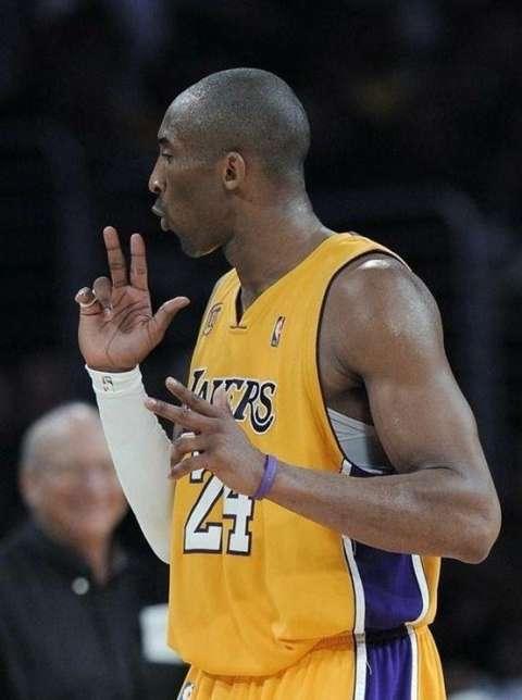 10图看进球后的庆祝动作:库里伸出手指指向天,韦德表情霸气至极