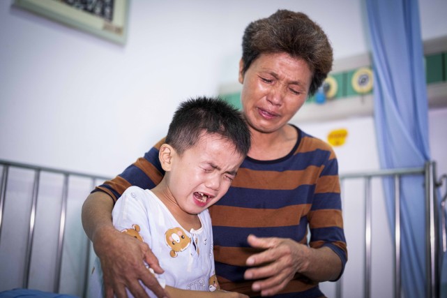 湖南8岁男孩体重仅40斤,小伙4岁失去双臂父亲精神失常