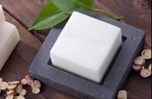 手部夏季皮肤干裂瘙痒脱皮,冬天皮肤干燥脱屑是什么病