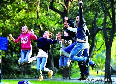 冬天的校园真美作文三年级,描写校园冬天的大学作文