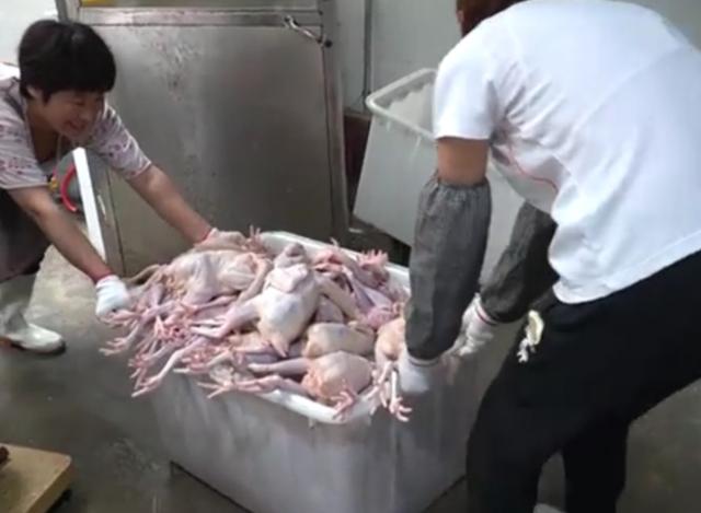 山东美女靠一锅盐发家,3年开8家店,月入至少30万,全城独一份