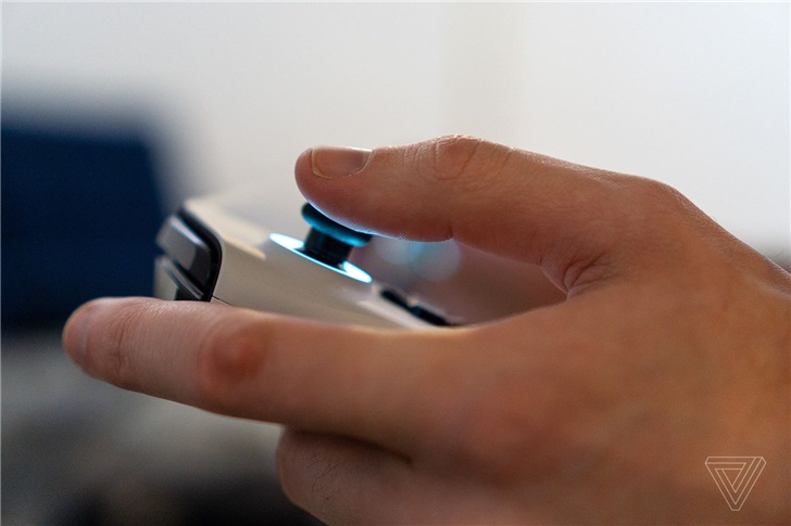 唯品会涉嫌出售假羊毛衫；Alienware展示新掌机但暂时不会发