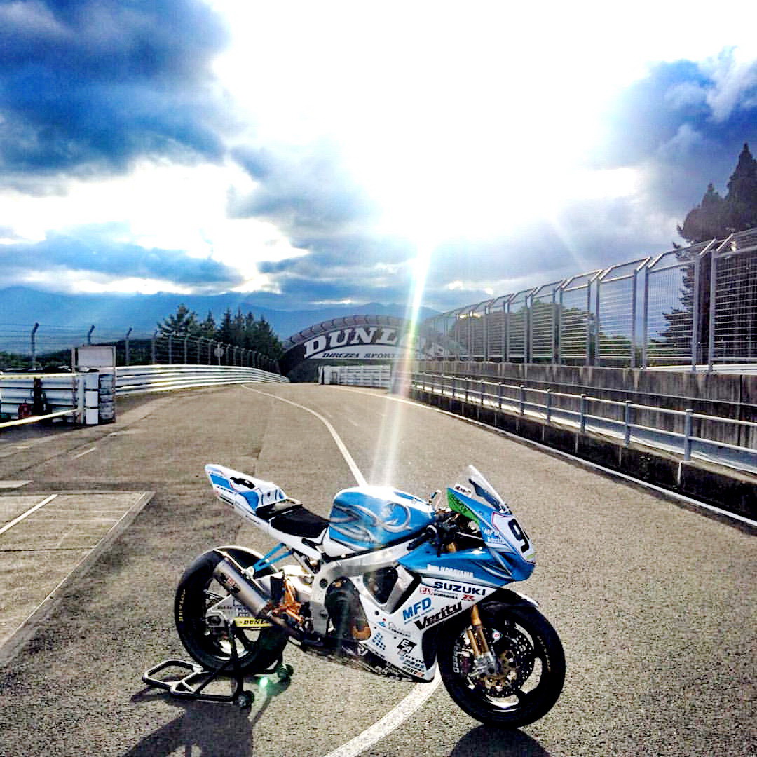 日企四缸600跑车的小灶J-GP2（4）：惟墙内香的Suzuki