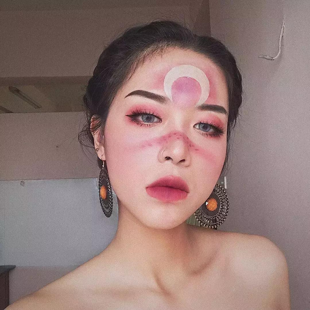 20岁越南小姐姐刷爆ins，在脸上乱画浮夸妆容，斩获10万粉，吊打P图神器！