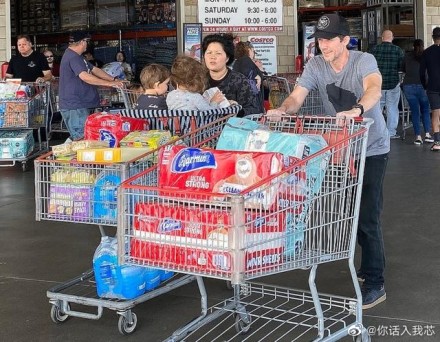 继日本民众疯狂抢厕纸后,美国超市厕纸也被一抢而空!还没戴口罩?起因竟是一句谣言……