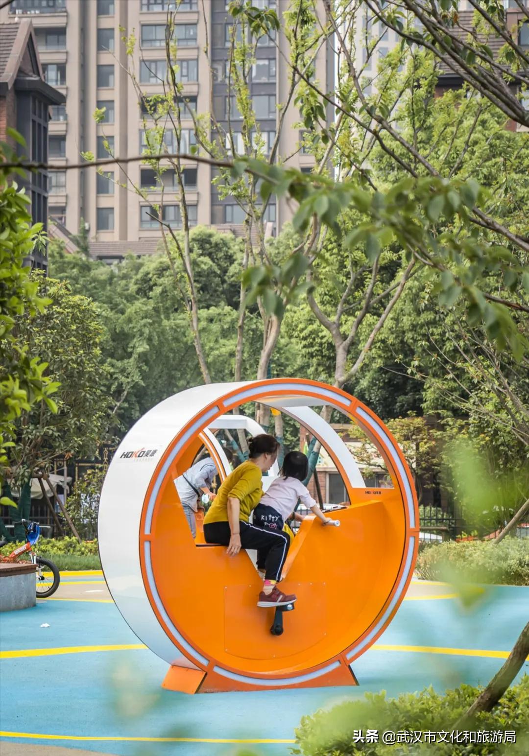 骑车给手机充电,武汉街头给手机充电路灯