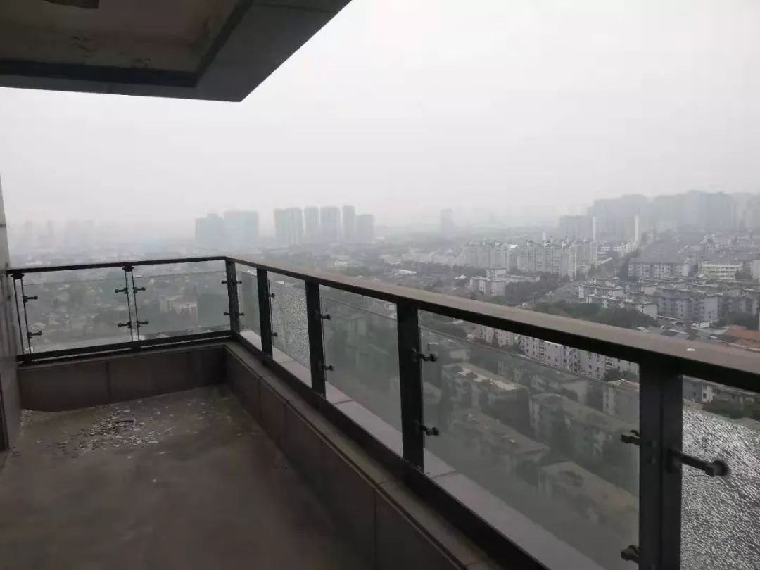 稀缺125平大三房中间楼层急售好房,精装房源急售地铁口三房