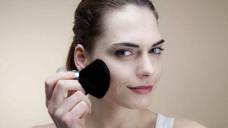 夏天油性皮肤脱妆严重，这6个日常小技巧，让你妆容精致嗨一天