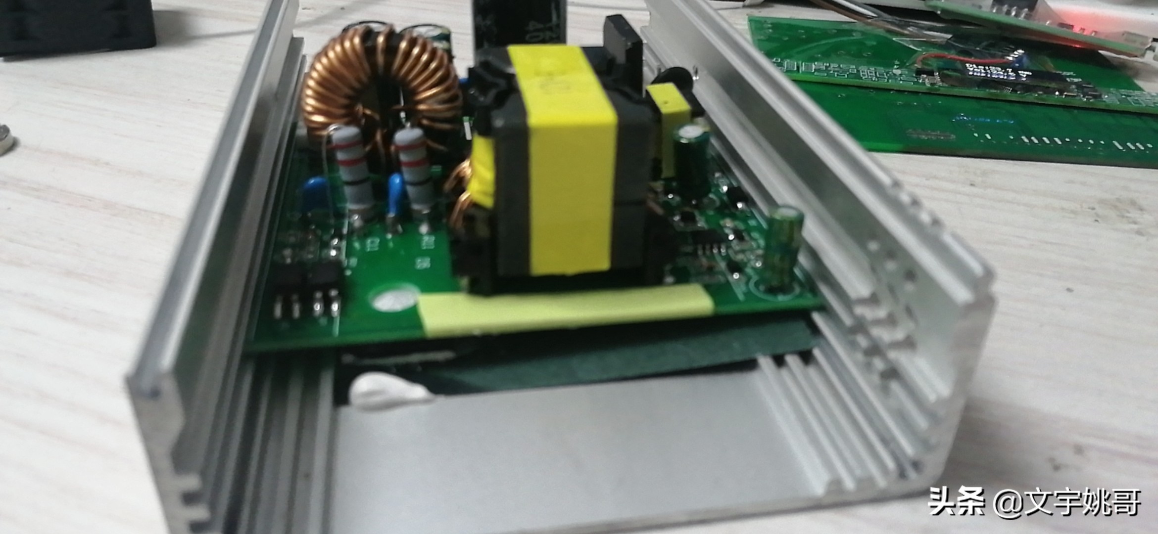 还在玩T12吗?快来看看用WY710高频烙铁主板组装台高性能高频烙铁