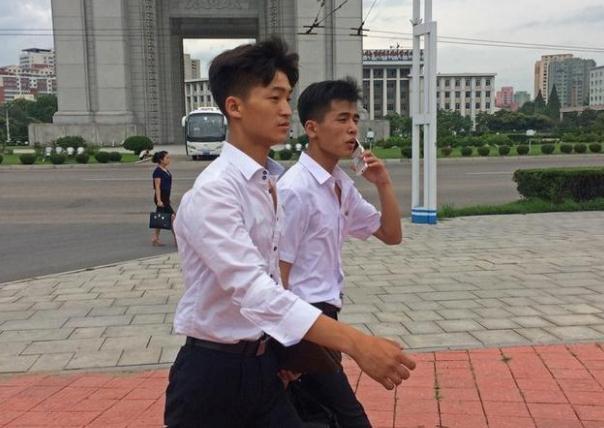 朝鲜街头的时髦小伙，最后一张照片学英语的小伙子有个漂亮女朋友