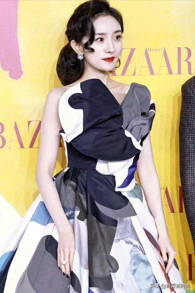 杨幂穿彩虹裙简直美翻了,杨幂斜肩露腰开叉裙