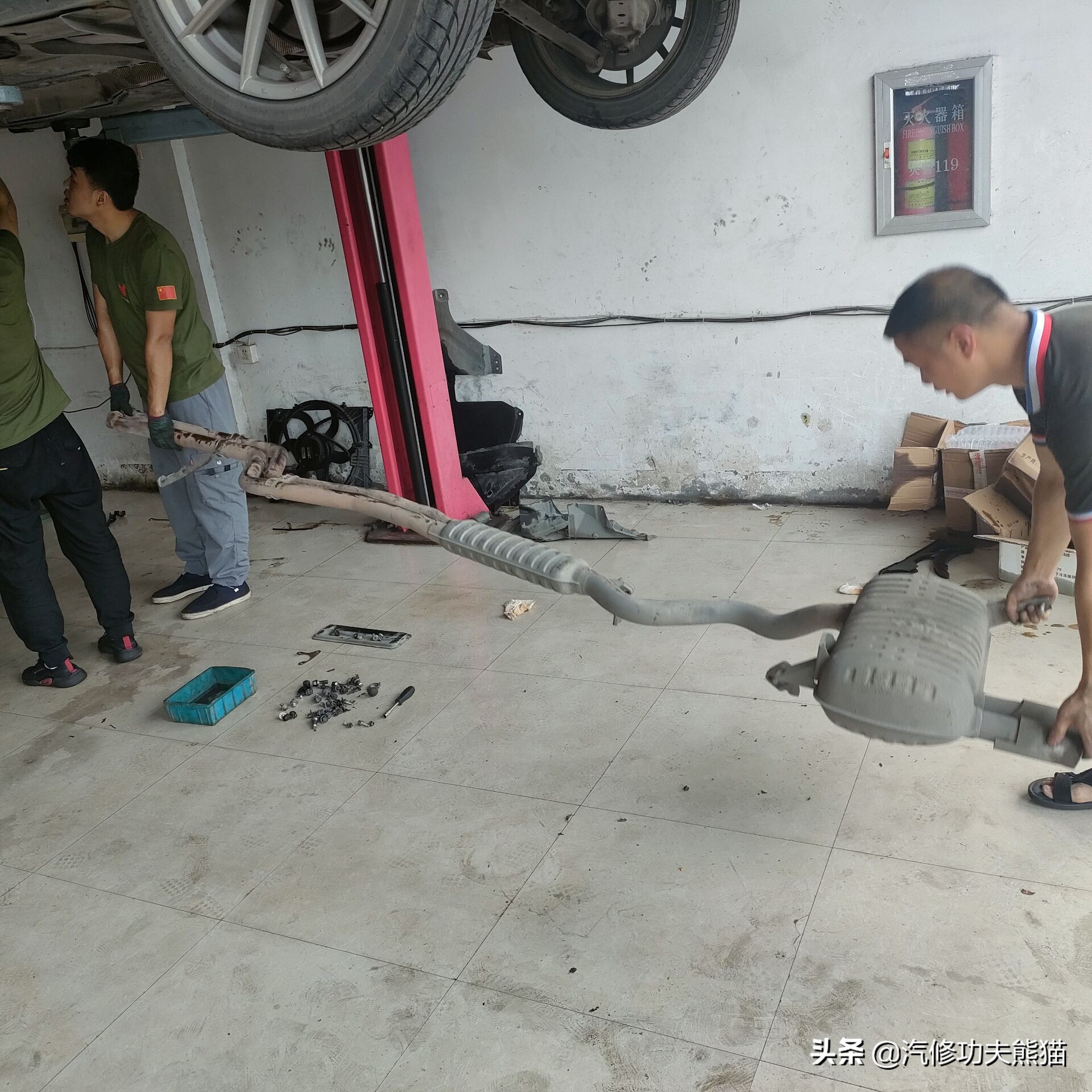 宝马e90325i2007款,宝马e90漏机油通病