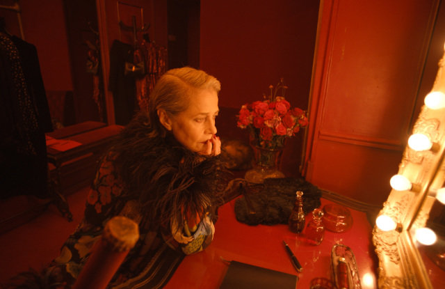 YSL以“惊悚片”展示2021夏季系列，英国老戏骨兰普林主演