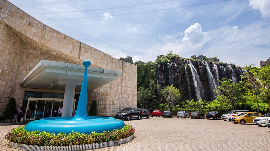 华侨城瀑布酒店房+餐+票，全部只要499！景区VIP通道免排队等你来